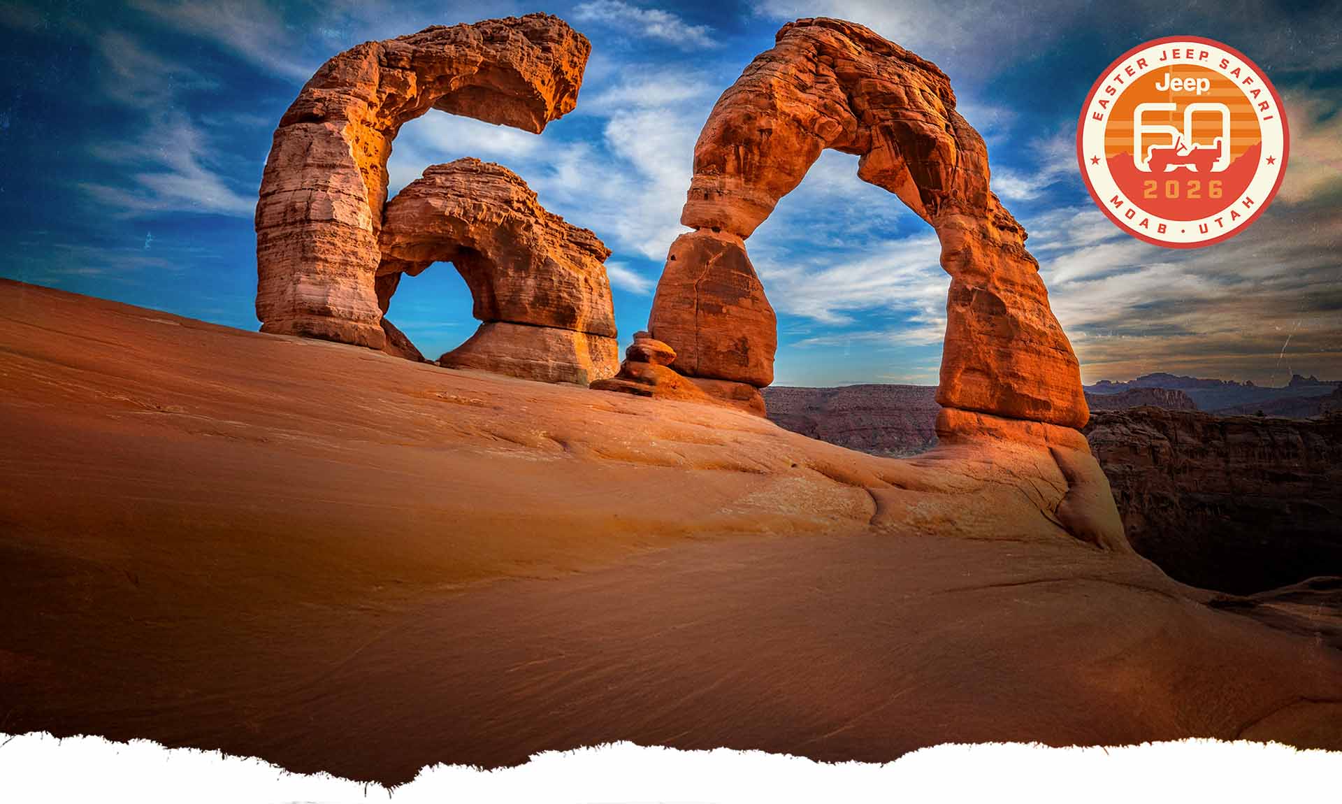 Formaciones rocosas en el desierto juntas para formar el número 60. Easter Jeep Safari. Jeep 60 2026. Moab, Utah.