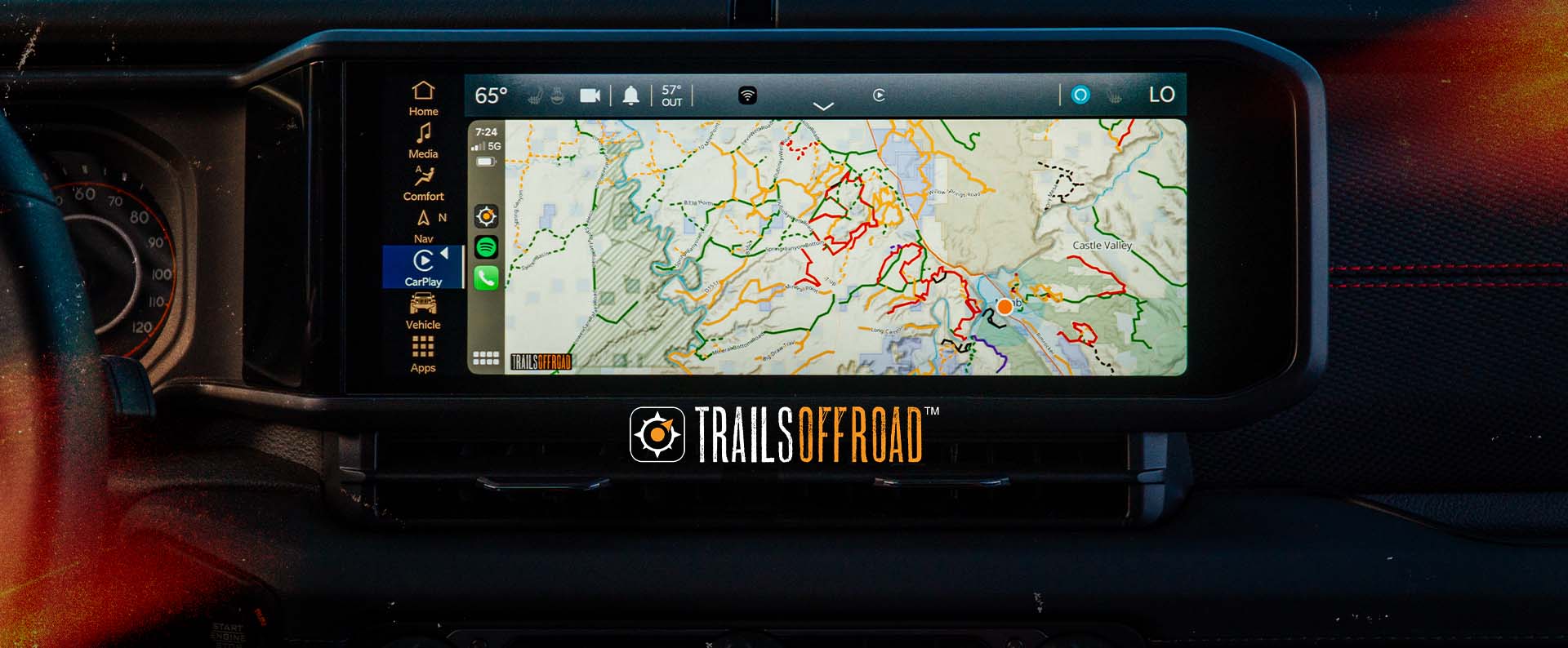 La pantalla táctil Uconnect de un Jeep TBD, con un mapa de la guía de caminos todoterreno. Trails Off Road.