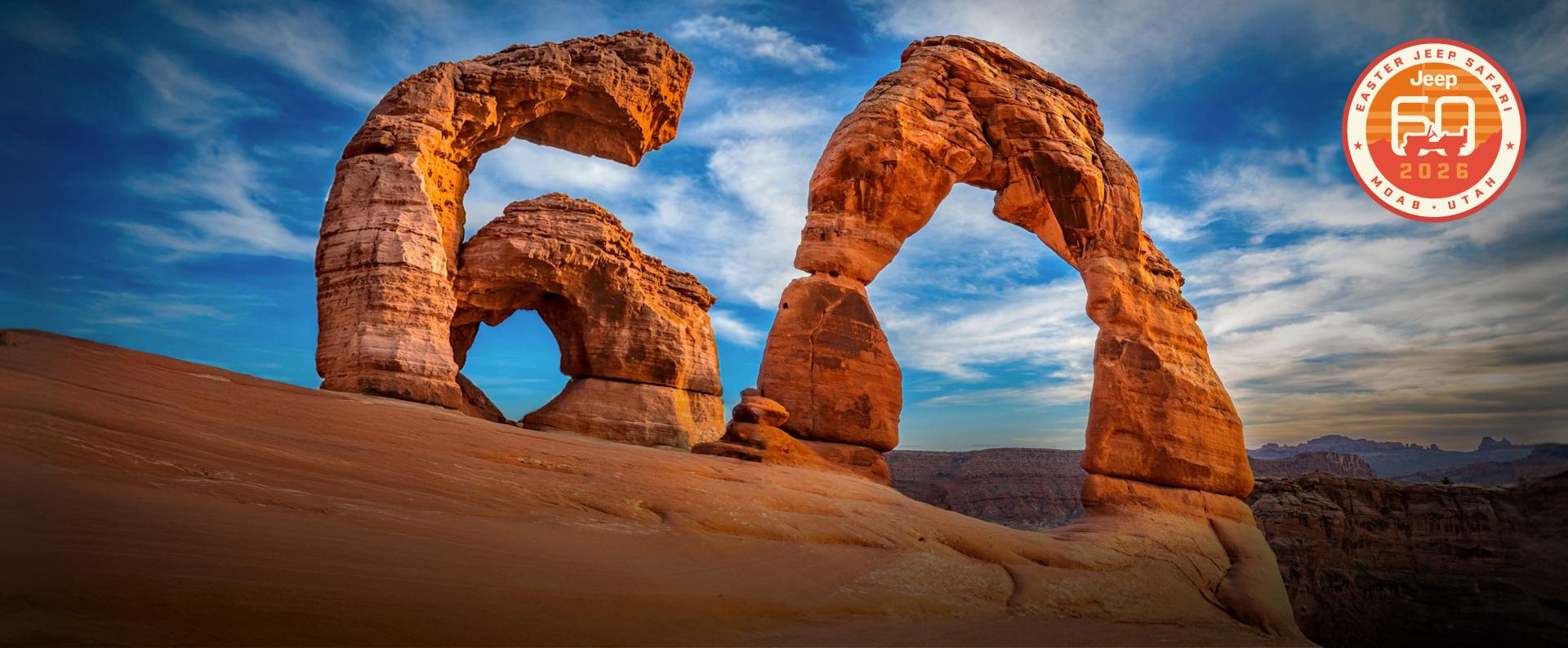 Formaciones rocosas en el desierto juntas para formar el número 60. Easter Jeep Safari. Jeep 60 2026. Moab, Utah.