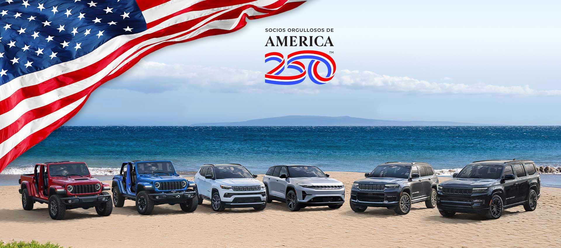 Una línea de seis vehículos Jeep 2025 estacionados en una playa arenosa, al lado del agua. De izquierda a derecha: una Gladiator Mojave X roja y un Wrangler Rubicon X 4xe azul, ambos con las puertas extraídas; un Compass Limited blanco, un Wagoneer S Launch Edition plateado, un Grand Cherokee Summit Reserve gris y un Grand Wagoneer Obsidian negro.