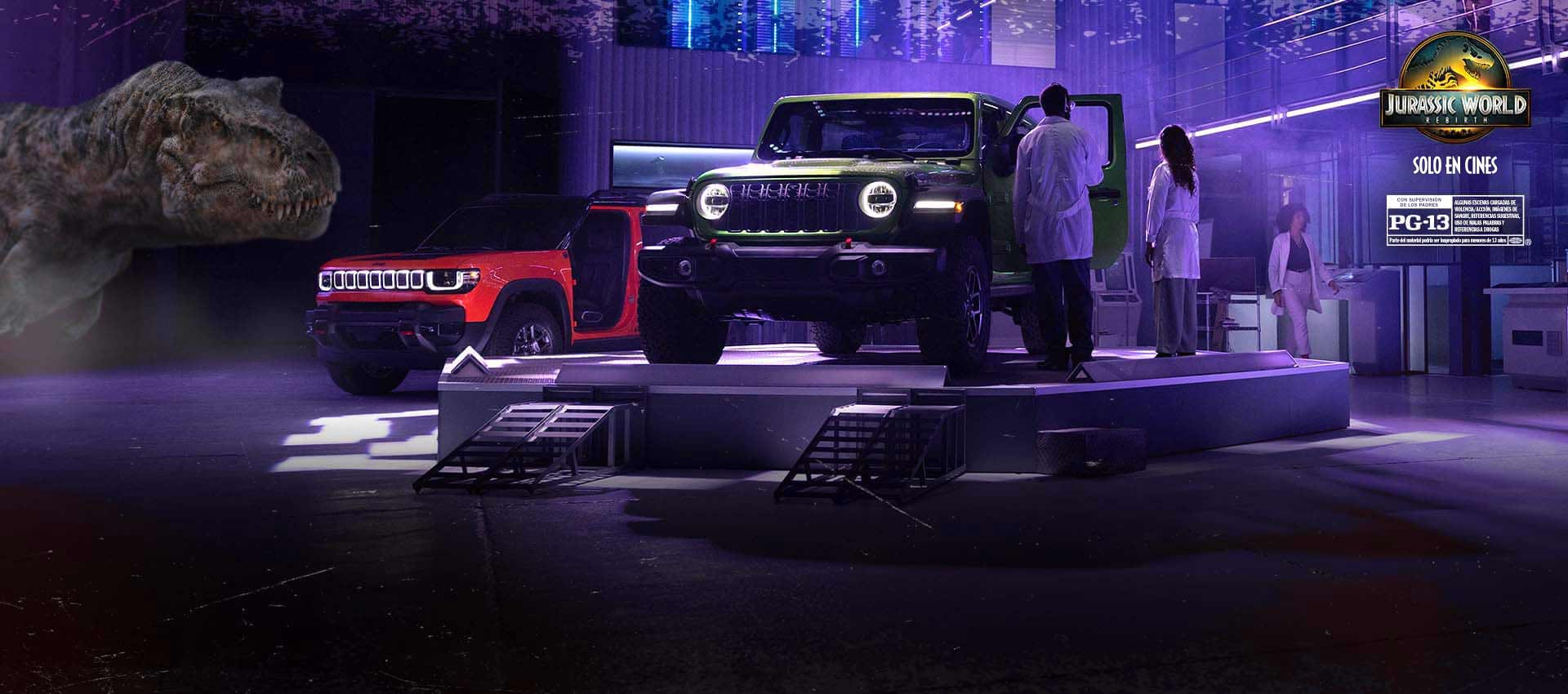 Un Jeep Wrangler Rubicon 2025 verde lima sobre una plataforma elevada en un laboratorio de investigación, con dos técnicos cerca; un Jeep Recon EV rojo en el fondo con las puertas extraídas y marcas de garras de aves rapaces en los bordes del bastidor.
