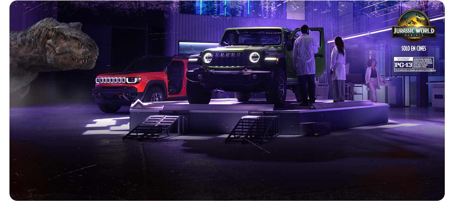 Un Jeep Wrangler Rubicon 2025 verde lima sobre una plataforma elevada en un laboratorio de investigación, con dos técnicos cerca; un Jeep Recon EV rojo en el fondo con las puertas extraídas y marcas de garras de aves rapaces en los bordes del bastidor.