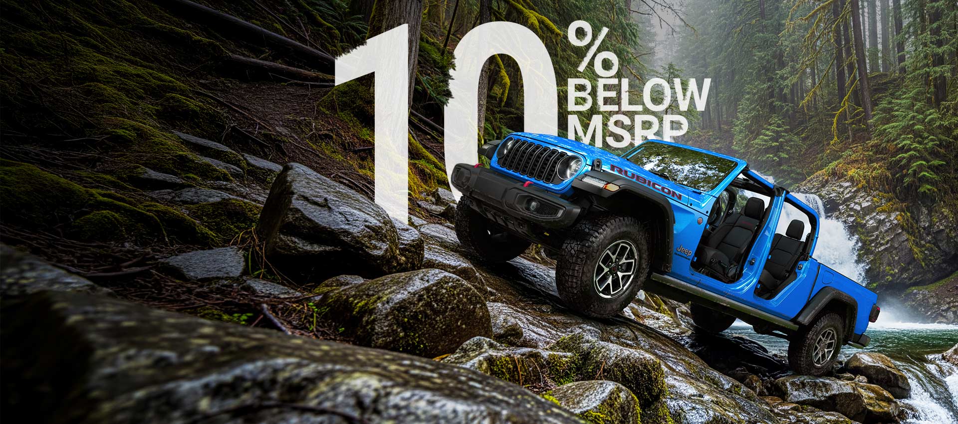 Un Jeep Gladiator Rubicon 2026 azul sin puertas ni techo, estacionado en un sendero empinado y rocoso, justo encima de un arroyo caudaloso con una cascada al fondo.