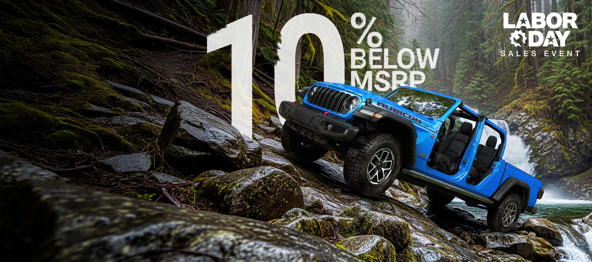 Un Jeep Gladiator Rubicon 2026 azul sin puertas ni techo, estacionado en un sendero empinado y rocoso, justo encima de un arroyo caudaloso con una cascada al fondo. Evento de ventas por el Día del Trabajo.